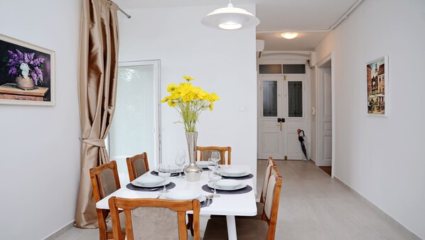 Apartamento, 2 quartos | Opções para refeição no quarto