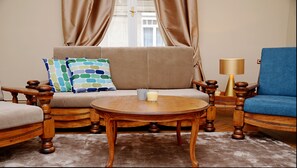 Apartamento, 1 quarto | Área de estar | TV de plasma