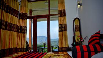 Phòng đôi Deluxe, 1 giường cỡ king, quang cảnh núi | Trang bị nội thất với thiết kế riêng biệt, bàn