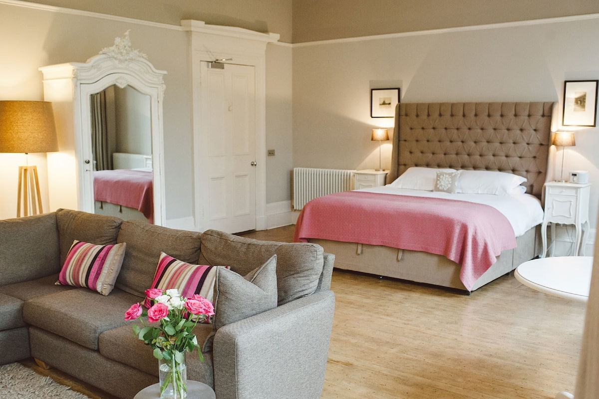 Suite, 1 King Bed | Egyptian cotton sheets, premium bedding, down comforters, desk