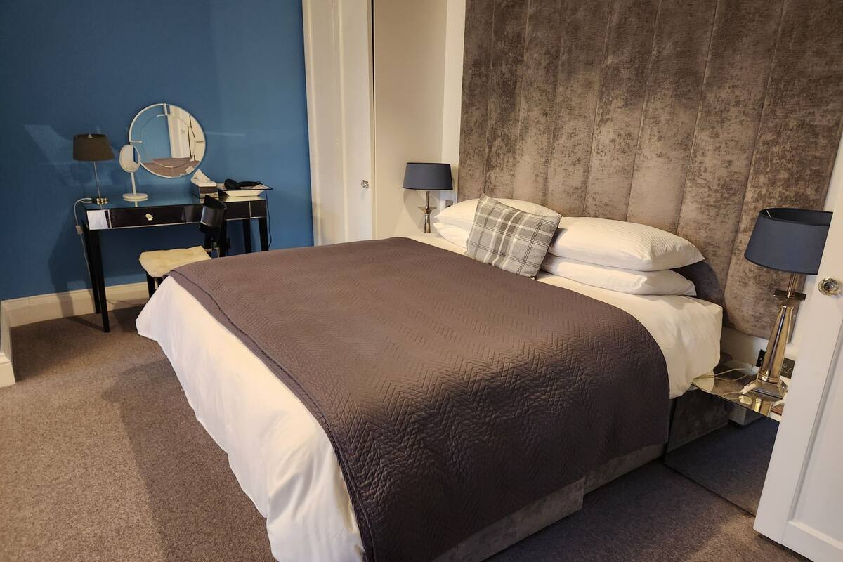 Egyptian cotton sheets, premium bedding, down duvets, desk