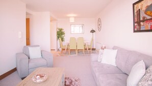 City-lejlighed - 2 soveværelser - balkon - byudsigt | Opholdsområde | Fladskærms-tv
