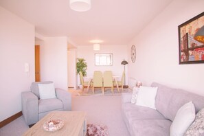 City Apartment, 2 Bedrooms, Balcony, City View | Living area | Flat-screen TV - Central City Apartments Wellwood Street (Belfast)