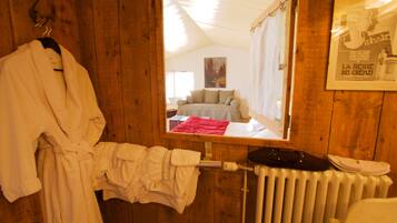 Deluxe kamer (Oceane) | Badkamervoorzieningen | Een bad/douchecombinatie, een diep bad, gratis toiletartikelen