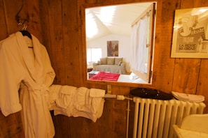 Deluxe-Zimmer (Oceane) | Badezimmerausstattung | Duschwanne, Komfortbadewanne, kostenlose Toilettenartikel, Haartrockner