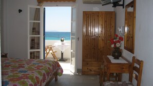Estudio, balcón, vistas al mar | Sistema de insonorización, tabla de planchar con plancha, wifi gratis