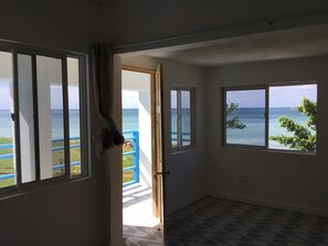 Habitación doble Confort, 1 cama King size, para no fumadores, vista al océano | Área de sala de estar | Smart TV