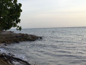 En la playa y playa de arena blanca