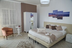 Luxury Room | Frette Italian sheets, premium bedding, down comforters, desk - Maison Blanche (Pompei)