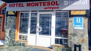 Un hôtel appelé «
HOTEL MONTESOL
» avec une enseigne indiquant qu’il s’agit d’un établissement «
RURAL
» situé en «
MONTANA
».