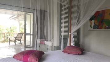 Familien-Suite, eigenes Bad, Poolblick | Zimmersafe, BĂŒgeleisen/BĂŒgelbrett, Zustellbetten, kostenloses WLAN