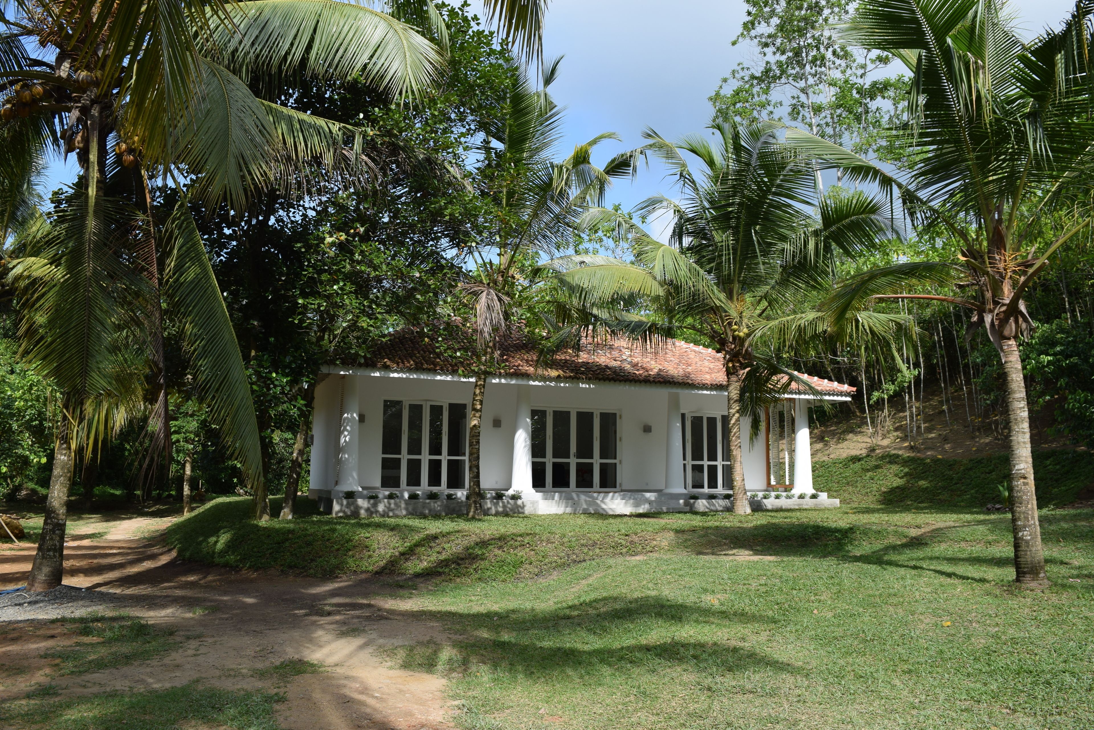 Bungalow Deluks, beberapa kamar, kamar mandi pribadi, pemandangan kebun | Bagian depan properti