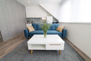 Deluxe Suite, 1 Bedroom, Non Smoking | Living area