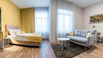 Deluxe Studio Suite, Non Smoking | Meja, ruang kerja komputer riba, langsir/tirai gelap terus, kalis bunyi