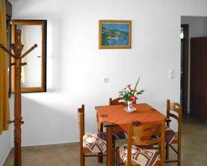 Apartemen, pemandangan laut | Makan di kamar