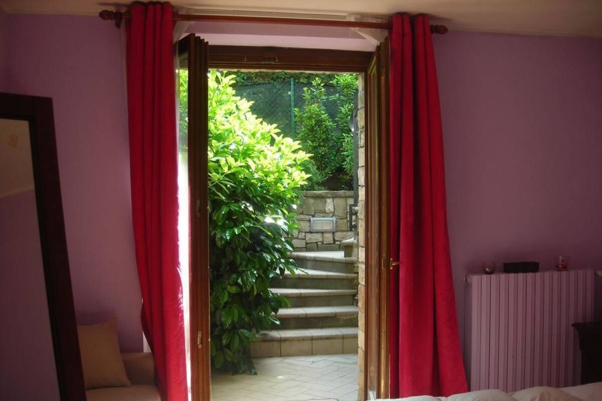 1 bedroom, premium bedding, desk, free cots/infant beds