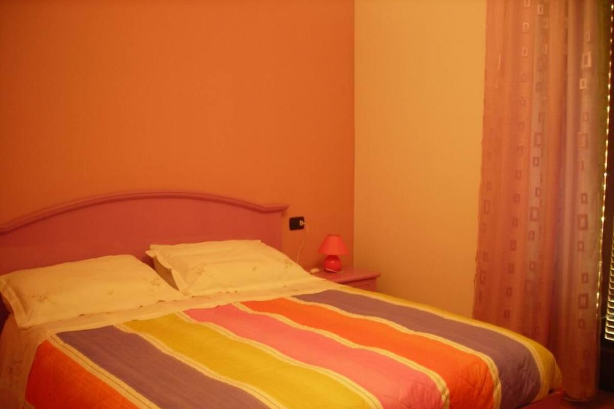 1 bedroom, premium bedding, desk, free cots/infant beds