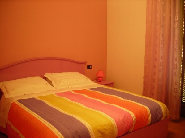 1 bedroom, premium bedding, desk, free cots/infant beds