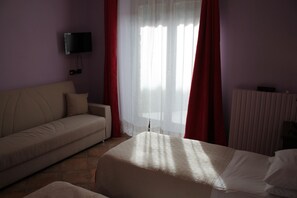 1 bedroom, premium bedding, desk, free cots/infant beds