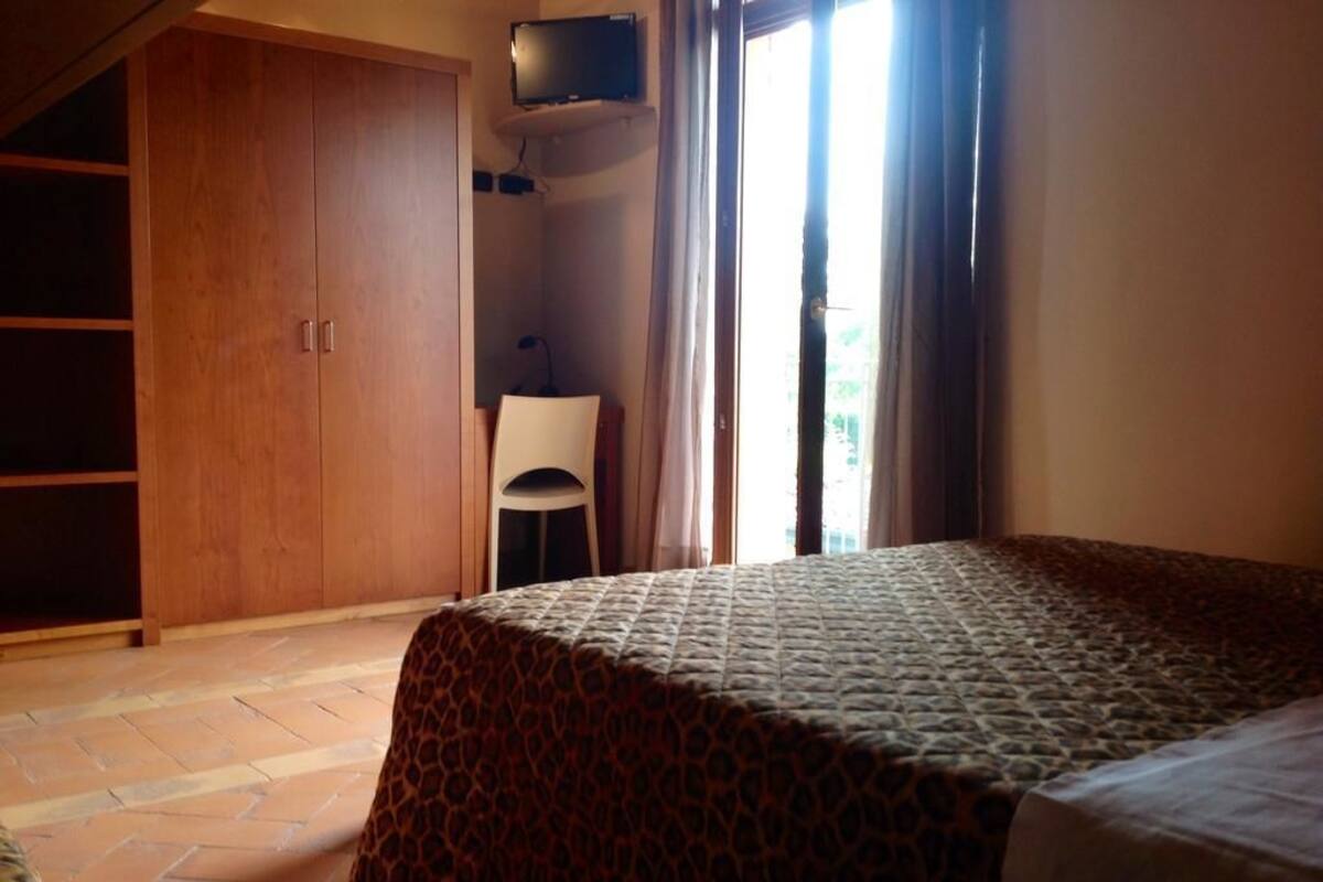 1 bedroom, premium bedding, desk, free cots/infant beds