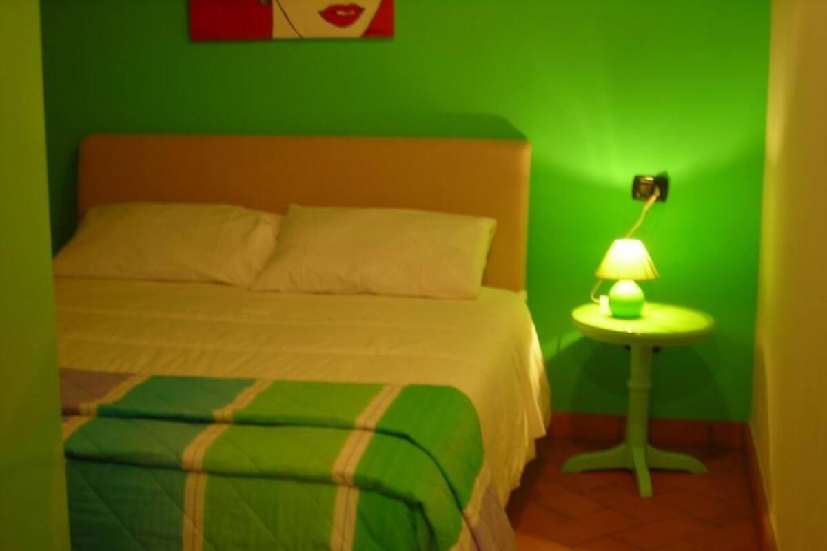 1 bedroom, premium bedding, desk, free cots/infant beds