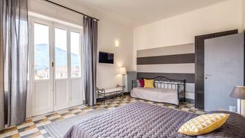 Dreibettzimmer, Gemeinschaftsbad | Babybetten, kostenloses WLAN