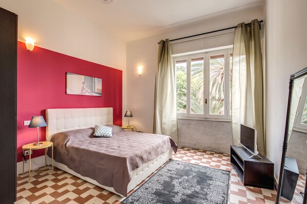 Double Room, Shared Bathroom | Cribs/infant beds, free WiFi - AwesHome - Sea Sensation Guest House (La Spezia)