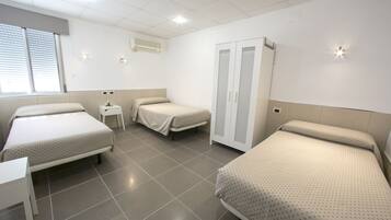 Een bureau, gratis wifi, beddengoed