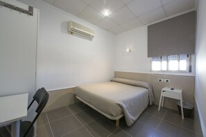 Meja kerja, Wi-Fi gratis, dan seprai linen