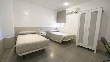 Een bureau, gratis wifi, beddengoed