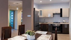 Leilighet – comfort, 2 soverom, fjellutsikt | Eget kjøkken | Kaffetrakter/tekoker, kjøleskap, mikrobølgeovn og ovn