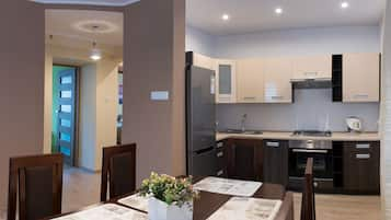 Comfort Apartment, 2 Bedrooms, Mountain View | Private kitchen | Fridge, microwave, oven, stovetop