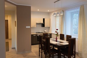 Comfort Apartment, 2 Bedrooms, Mountain View | Private kitchen