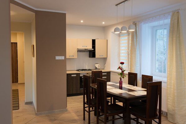 Appartement Confort, 2 chambres, vue montagne | Cuisine privée | Réfrigérateur, micro-ondes, four, plaque de cuisson