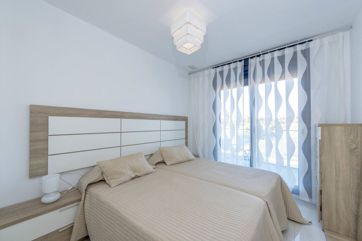 Apartemen, 2 kamar tidur, teras, pemandangan laut | 2 kamar tidur, tirai kedap cahaya, dan setrika/meja setrika