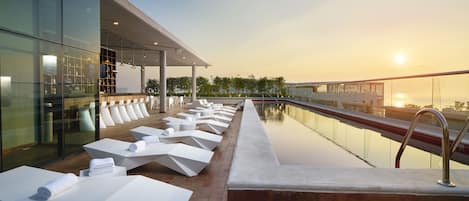 2 piscines extérieures, accÚs possible de 10 h à 22 h, chaises longues