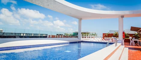2 piscines extérieures, accÚs possible de 10 h à 22 h, chaises longues