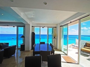 Penthouse Deluxe, 4 habitaciones, vista al océano, frente al mar | Servicio a la habitación