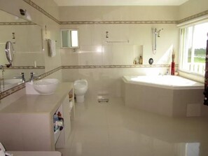Penthouse dành cho gia đình, 3 phòng ngủ, quang cảnh eo biển | Phòng tắm | Vòi sen/bồn tắm kết hợp, bồn tắm thủy lực, khăn t�ắm 