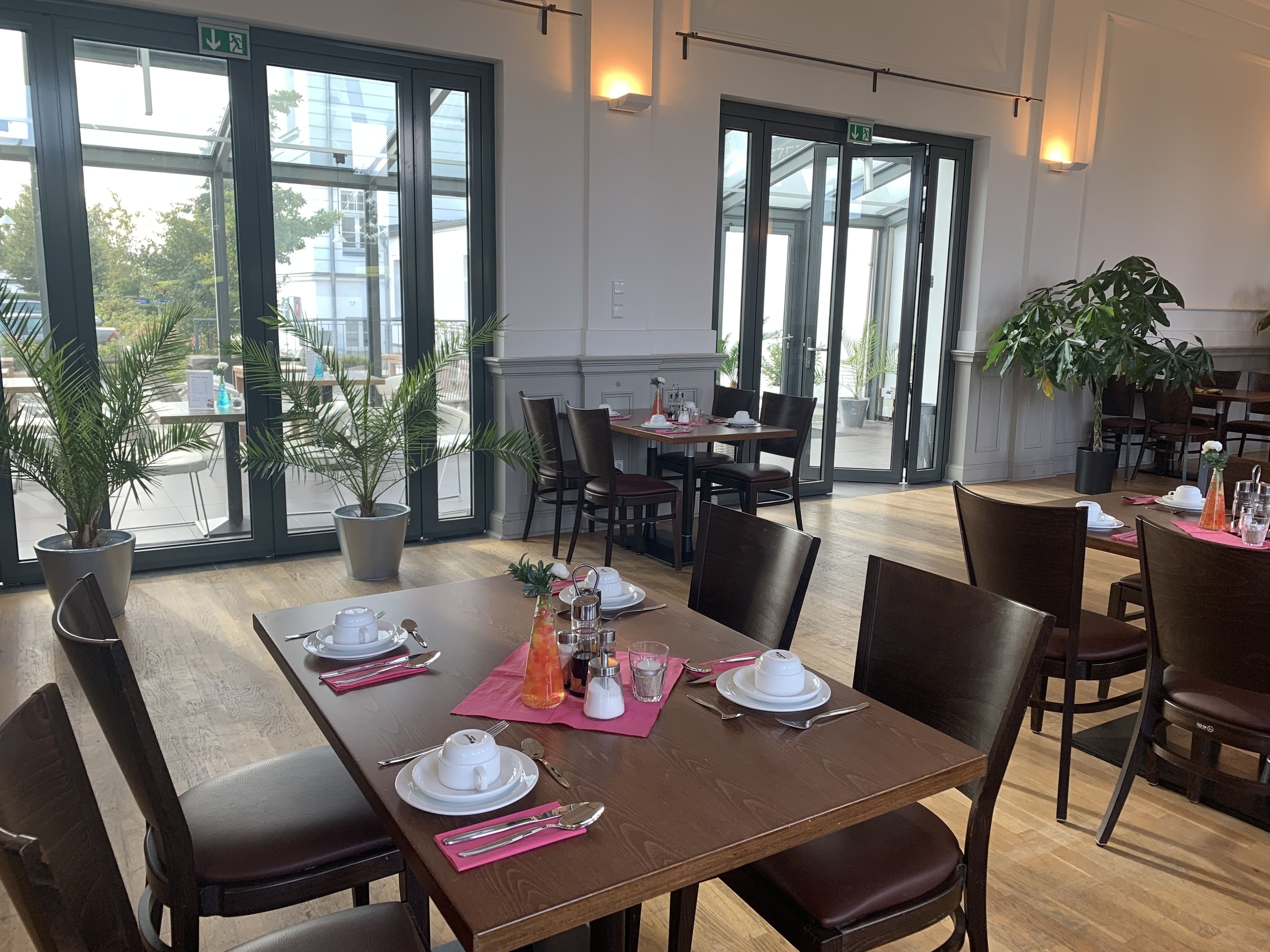 breakfast, dinner served; international cuisine, garden views