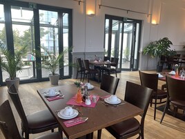 Breakfast, dinner served; international cuisine, garden views 