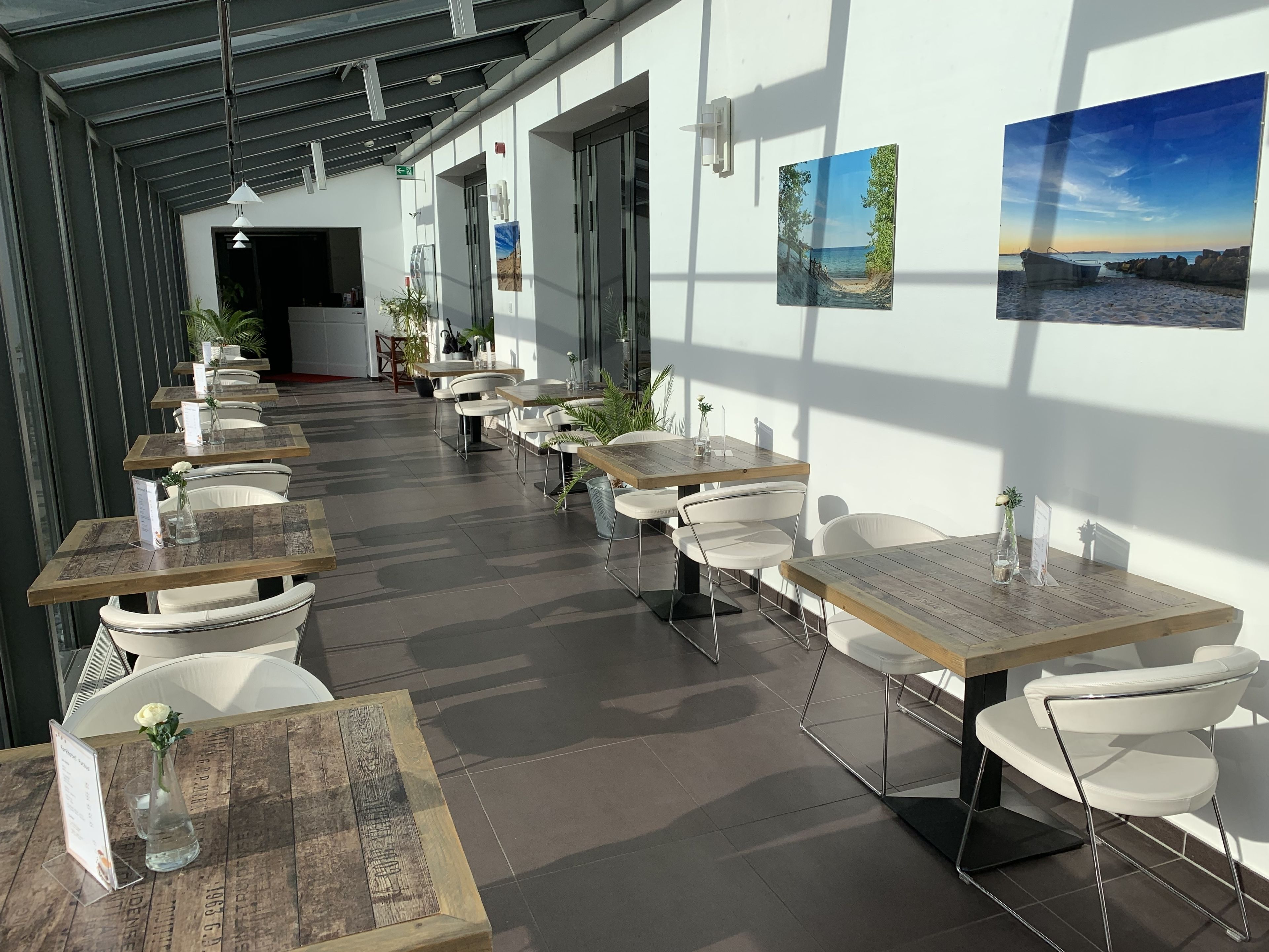 breakfast, dinner served; international cuisine, garden views