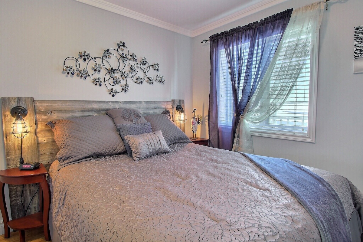Comfort Room, 1 Queen Bed, Private Bathroom | Desk, free WiFi