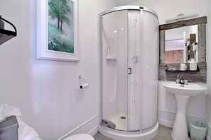 Comfort Quadruple Room, 2 Double Beds, Private Bathroom | Bathroom
