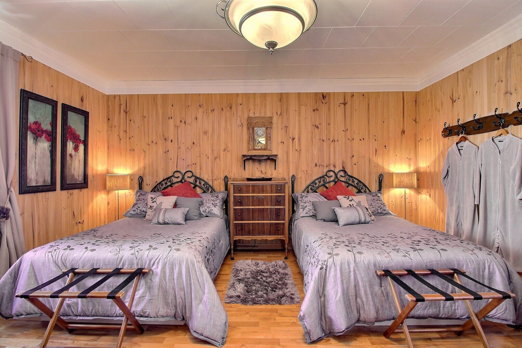 コンフォート 4 人部屋 ダブルベッド 2 台 専用バスルーム | デスク、WiFi (無料)