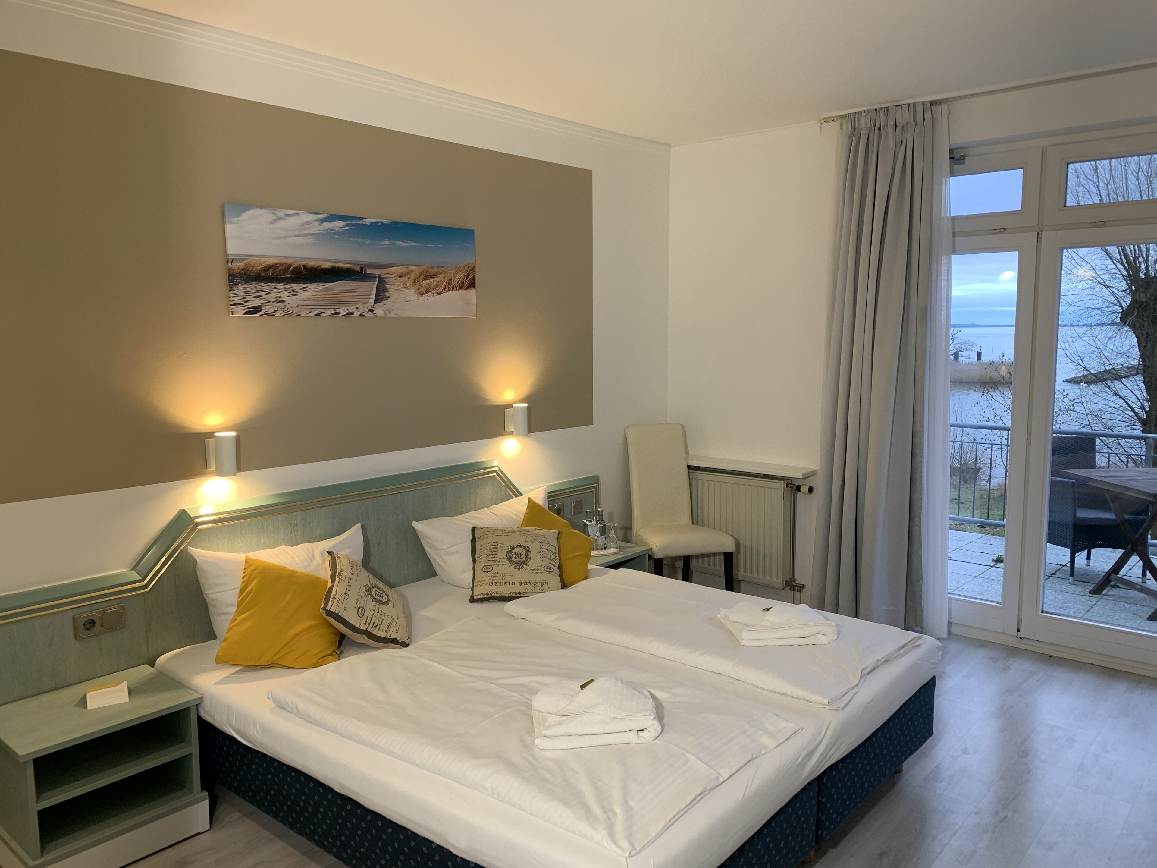 comfort double room, balcony, sea view | individually furnished, desk, free wifi, bed sheets
