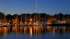 A marina at dusk with multiple sailboats docked. - Hotel Residenz Lauterbach  (Putbus)