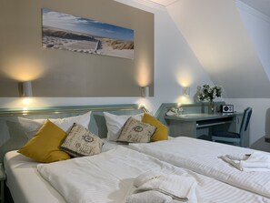 Comfort Double Room, Garden View | Individually furnished, desk, free WiFi, bed sheets - Hotel Residenz Lauterbach  (Putbus)