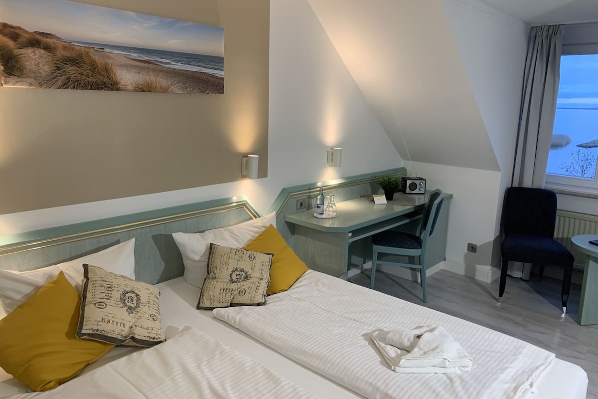 Comfort tweepersoonskamer, uitzicht op zee | Individueel gemeubileerd, een bureau, gratis wifi, beddengoed