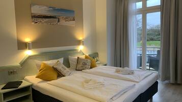 Phòng đôi tiện nghi đơn giản, ban công, quang cảnh vườn | Trang bị nội thất với thiết kế riêng biệt, bàn